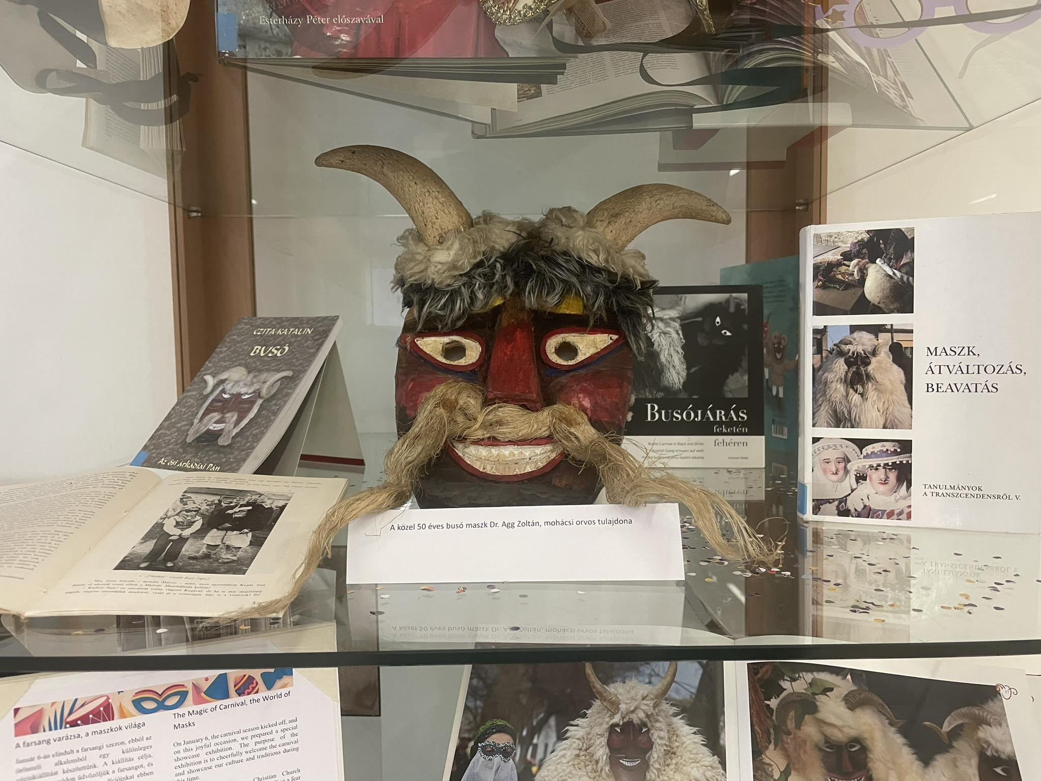  A farsang varázsa, a maszkok világa - vitrinkiállítás 