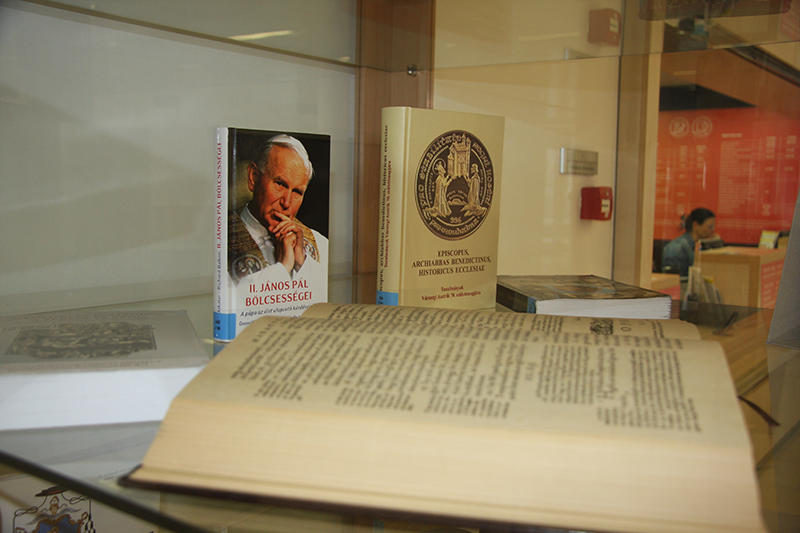 Vitrinkiállítás - A szerzetesek világnapja